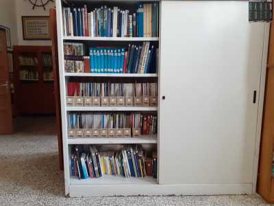 L�ammiraglio coglie subito l�occasione per mostrarci la biblioteca, uno spazio dedicato alla raccolta di oltre 1400 volumi che vedono come protagonista il mare